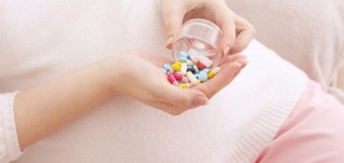 لماذا ينصح بتناول بعض الفيتامينات أثناء الحمل ؟