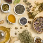 علاج أعراض سن اليأس بالأعشاب