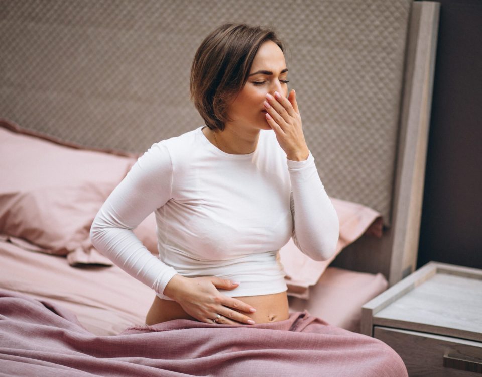 أسباب القيء المستعصي أثناء الحمل