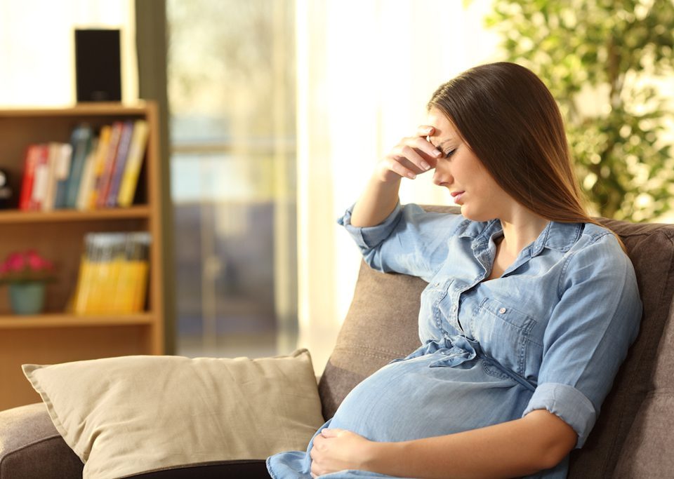 ما هي العلامات التحذيرية لنقص الحديد أثناء الحمل؟