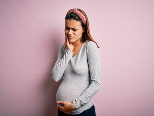 نزيف اللثة للحامل| ما هي أسبابه؟