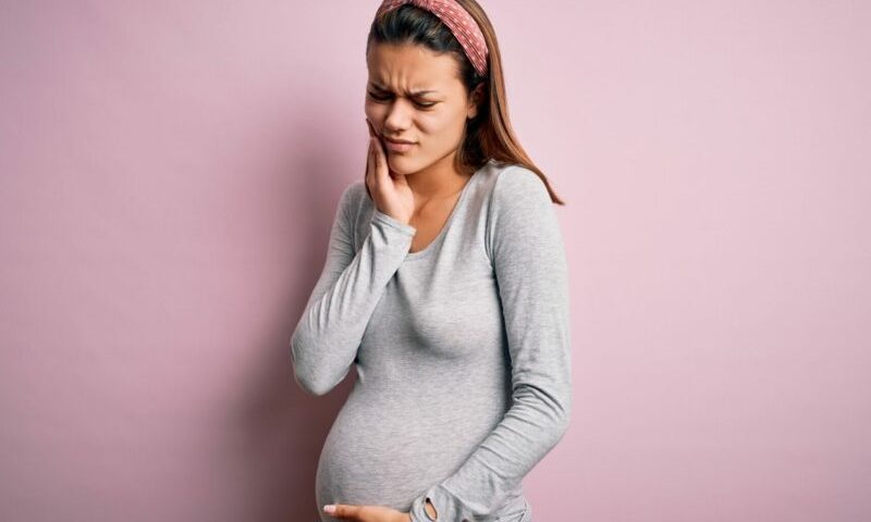 نزيف اللثة للحامل| ما هي أسبابه؟